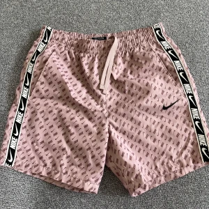 Nike badshorts  - Storlek S i väldigt bra skick. Innebyxor i nät.