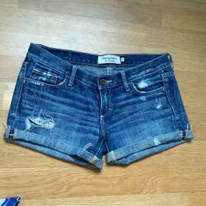 Ett par jättefina mörkblåa jeans shorts!  säljer dom då dom är för små för mig.  (pris kan diskuteras)