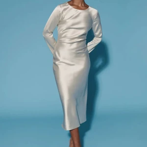 Longsleeve midi satin dress Gina tricot, rosa lång sidenklänning storlek S - Supersöt, oanvänd och slutsåld klänning från Gina med lapparna kvar. Rosa i storlek S, säljes pga fel storle