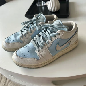 Jordans  - Använda en del men är i hyfsat bra skick. Köpte den för 1300 kr.