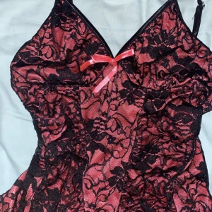 Vinröd spetstopp - Thriftade topp. Ganska strechig, skulle säga att storleken är XS/S🖤❤️