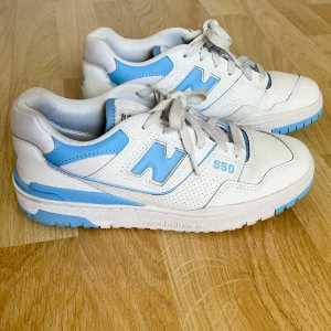 New Balance 550 Blue Haze White 40(39) - New Balance 550 i färgen Blue Haze White som sålde slut direkt när de kom ut. Snygga nu i sommar men även på vår och höst. Superfint skick, Använda 3 gånger. Storlek 40(8.5) men små i storleken. Passar mig som har 39 i vanliga fall! 