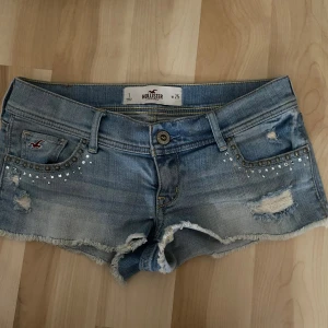 Jeansshorts  - Super snygga lågmidjade jeansshorts💓 helt nya, kommer inte till användning. I stl w25, skulle säga xs