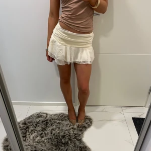 Skirt - White/beige, shorts underneath, xs
