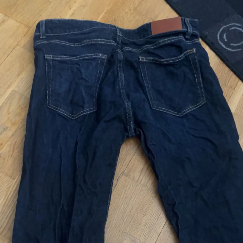 Blåa jeans köpta ifrån dressman, nästan aldrig använda, storlek: W:36 L:32. Jeans & Byxor.