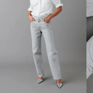 Low straight jeans  - Ljus gråa jeans från Gina tricot, Modellen low straight jeans, Strl 38, Fint skick, inte använda så mycket