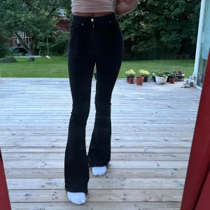 Svarta jeans med slits - Säljer nu dessa jätte fina svarta jeans med slits på vardera sida💞 köpta i Frankrike 