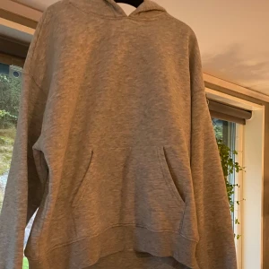 Grå hoodie  - Säljer denna gråa basic hoodie från Gina Tricot med luva på. storlek xs, bra skick inte använd fler en 5 gånger. Så ganska ny skick förutom att den tvättats då en del. 