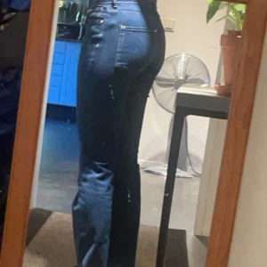 Bootcut jeans  - Bootcut jeans från H&m. De är high waist men sitter som normal höjd.  Endast använd ett fåtal gånger och har inga defekter utan sälj pga garderobsrensnin. Bara att skriva om man vill ha bättre bilder på jeansen🫶🏼💕