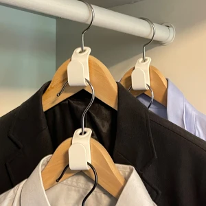 Smarta Galghållare 5st. - Organisera din garderob med smarta galghållare! Undvik trånga garderober och kläder som faller ner! Dessa 3D-printade galghållare i hållbar PLA-plast optimerar utrymmet genom att låta dig enkelt haka flera galgar i varandra. Perfekt för skjortor….
