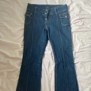 Brandy Melville jeans - Säljer för jag köpte 2, oanvänd, sitter bra på mig och brukar ha S men passar säkert för M, low-waist jeans från Brandy Melville💕