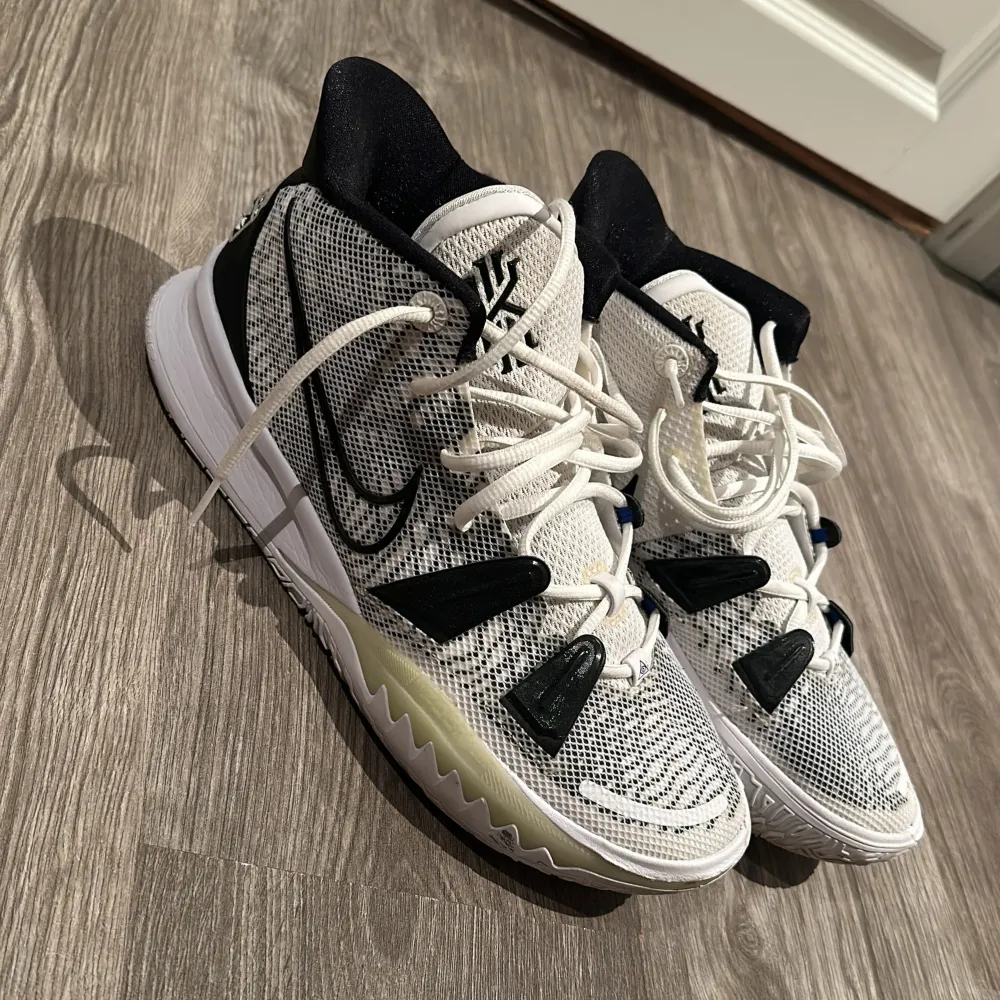 Ett par väldigt sällsynta Nike Kyrie 7 Brooklyn Beats White Black Glow Men Sz US 11(eu45) ganska bra skick (använda 2 gånger) utan box. Går att förhandla pris. Skor.