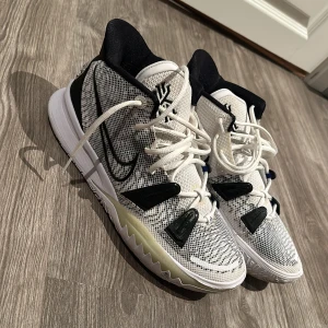 Kyrie 7 white black glow - Ett par väldigt sällsynta Nike Kyrie 7 Brooklyn Beats White Black Glow Men Sz US 11(eu45) ganska bra skick (använda 2 gånger) utan box. Går att förhandla pris
