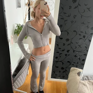 Grått sett - Detta är ett jättesnyggt, jätteskönt sett som jag har köpt men som tyvärr mest hänger i garderoben💕 Använt fåtal gånger. Nypris 699kr.