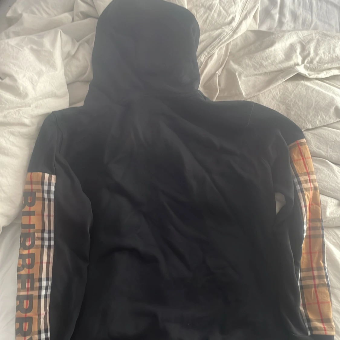 En svart burberry kofta  - 93