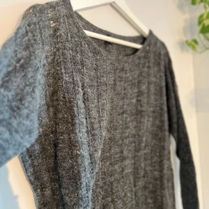 Grön tunnstickad tröja - Tunnt stickad mörkgrön tröja🩷 Inga större defekter Köpt second hand, märket är okänt