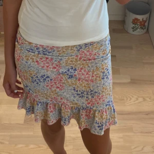 Söt blommig kjol - Söt Blommig multifärgad kjol från Gina tricot. Köpt för cirka 350kr. Hör av er vid frågor och intresse!💓