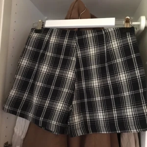 Brandy Melville skort - Rutig skort från brandy Melville. Använd men i bra skick.