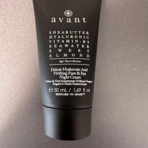 Deluxe Hyaluronic Acid Vivifying Face & Eye Night Cream - En lyxig nattkräm för ansikte och ögon från Avant. Innehåller hyaluronsyra, sheasmör, vitamin B3, havsvatten och sötmandel. Krämen är designad för att återfukta och revitalisera huden under natten. Produkten är plomberad