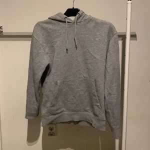 Jack and jones hoodie - Skön och sitter väldigt bra. Använd kanske 5 gånger. Den ser lite dålig ut på bild men i verkligheten än den riktigt snygg 