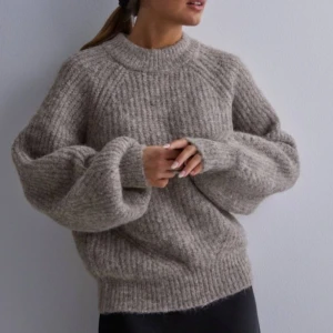 Stickad tröja object - Stickad tröja som är köpt från nelly i märket object collectors item. Endast använd några få gånger. Ordinarie pris: 699 kr, pris kan diskuteras. Kan skicka fler bilder. 