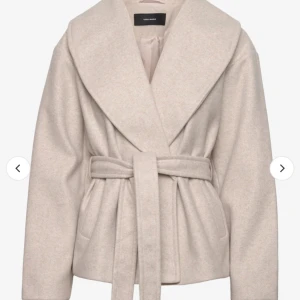 Kort kappa - Säljer denna supersnygga kappa från Vero Moda! Jättefint skick. Nypris ligger runt 600kr.