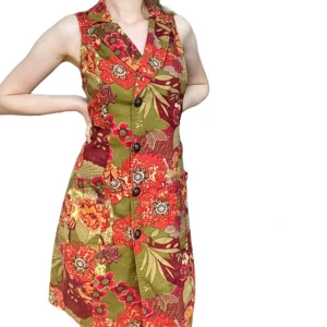 70-tals klänning - Jättefin detaljrik klänning i 70tals stil med figursmickrande passform. Har hällor för ev. skärp i midjan som syns på bild 4. Jättefint skick, inga defekter! Skriv i dm vid funderingar eller prisförslag och köp direkt via köp nu! 💓