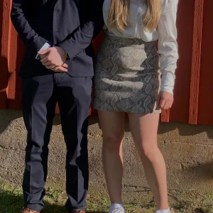 Kjol  - Snygg kjol i ormskinns imitation med dragkedja baktill. Storlek 38 men passar absolut 40 också! Är relativt stretchig och skönt material inuti. Är i toppskick, använd en gång! Säljer då det inte riktigt är min stil