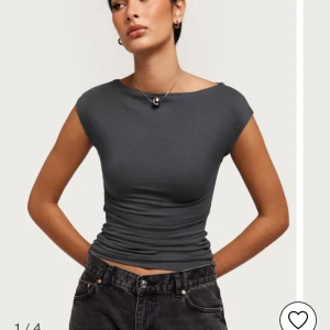 Grå topp  - Säljer min jättesnygga gråa topp från Nelly i storkel S! Den är använd ett fåtalgånger och är därför i jättebra skick. Nypris 249 kr