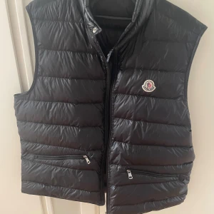 Moncler Gui Väst - Moncler Gui Väst   Svart, size 5 (L/XL)   bin 3200 mvh Elias 