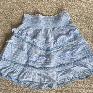 Sommar kjol 💋 - Säljer min jättefina neo nior kjol som inte kommer till användning ❤️ Den är som ny fast bortklippt lapp 💋Köpt för 750 på Jackie 🫶