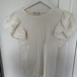 Topp  - Topp med volanger 