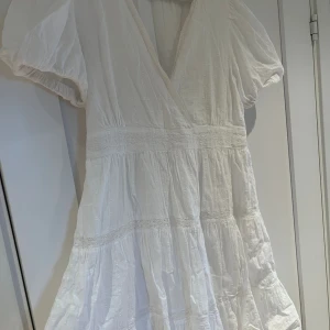 Vit klänning  - Vit klänning från zara i storlek L, passar även M utan konstigheter. Super fin, perfekt till sommar eller student. Använd endast 1 gång. Dm för bilder hur klänningen ser ut på🩷🩷