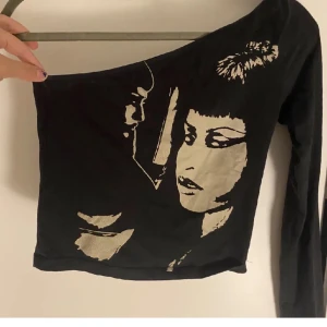 Cool topp  - Svin cool topp från Minga London!  Knappt aldrig använd o har inga defekter💗 Storlek M men sitter bra på mig som har S💗 