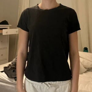 Svart T-shirt  - Svart basic tshirt som aldrig används. I storlek L men sitter som en S/M