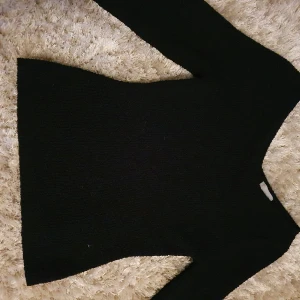 Svart Stickad H&M tröja - Jätte fin svart stickad tröja med v-linje vid nacken. Inget fel på tröjan andvänder bara aldrig den längre. 