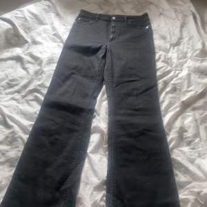 Svarta bootcut (high waist) jeans ifrån cubus i strl S. Använda ett fåtal gånger men i fint skick. Säljer då dem inte kommer till användning längre 