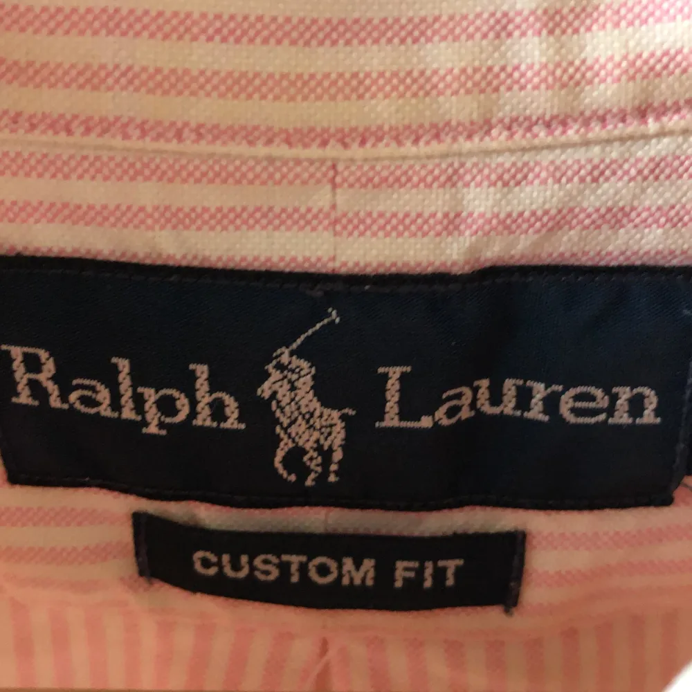 Säljer denna Ralph Lauren skjortan i storlek S. Modellen är 178 och väger 63. Skick 9/10. Perfekt skjorta inför sommaren och under sommaren. Kontakta vid minsta lilla fråga.. Skjortor.