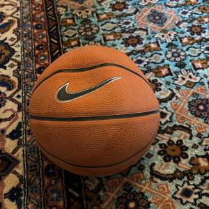 Snygg basketboll från Nike, opumpad, det är en liten basket boll men k perfekt skick 