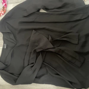 Blus  - V ringad med knytning på ärmarna 