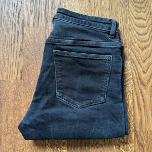 Superfin och mjuka jeans från Arket! 🖤 Storlek: W26 Material: 99% bomull, 1% elastan Skick: Använda men i fint skick, inget att anmärka på