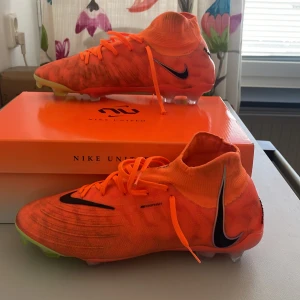 Nike fotbollsskor  - Hej säljer mina fotbollskor som ja bara har andvänt två gånger och ny pris är 2700 när ja köpte de pris kan diskuteras 😁