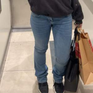 Lågmidjade flare jeans från Zara. Slutsålda!