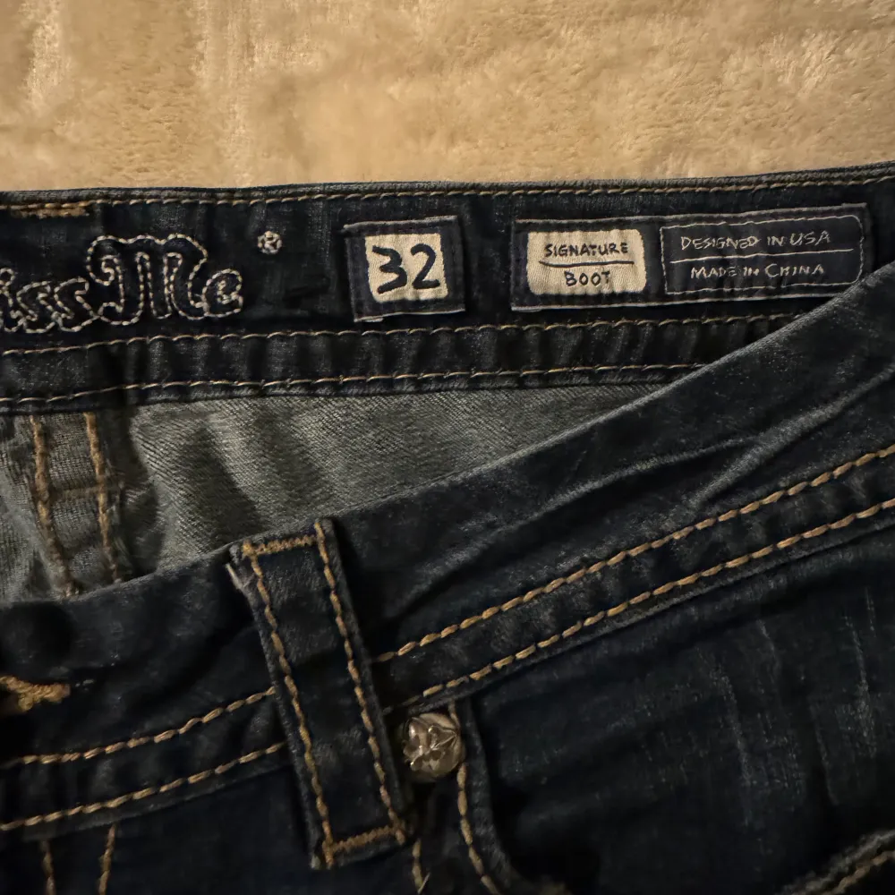 Säljer dessa superfina miss me jeans i superfint skick. Passar både lågmidjat och bootcut. Eftertraktade och i modellen 