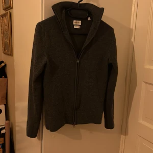 Merino full-zip - Tja här säljer vi denna feta merino full-zip från these glory days. Skick 10/10 helt ny. Nypris 1200 vårat pris 899 men är inte satt i sten. Kom gärna med frågor! 
