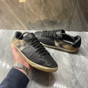 Burberry skor - Hej säljer ett par feta burberry skor i bra skick, tar byten också 🤩