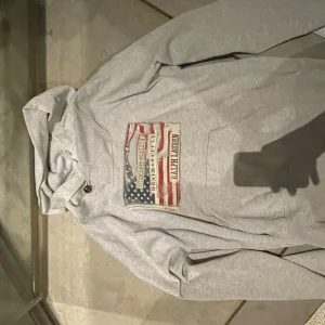 ralph lauren hoodie -  Säljer  denna snygga och populära   ralph lauren tröja. Tröjan är i storlek S  defekter finns men ingenting man märker vid användning. Därför ett sjukt bra pris. Vid  frågor eller funderingar  är det bara att skriva. Mvh Vegas.