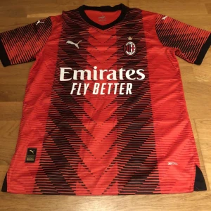 AC Milan hemma tröja - Årets hemma ställ för AC Milan. Tröjan är i fin kvalitet och aldrig använd. Be om fler bilder och priset kan diskuteras!