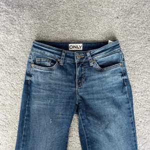 Lågmidjade jeans ifrån only.  Använt ett fårtal gånger. Jag gillar att de verkligen är lågmidjade men inte på den gränsen att det är svårt att böja sig. Byxorna säljs inte längre. Nypris 600kr Säljes för 100kr