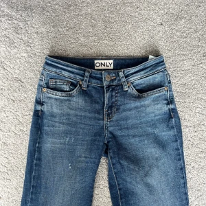 Lågmidjade Lågmidjade - Lågmidjade jeans ifrån only.  Använt ett fårtal gånger. Jag gillar att de verkligen är lågmidjade men inte på den gränsen att det är svårt att böja sig. Byxorna säljs inte längre. Nypris 600kr Säljes för 100kr